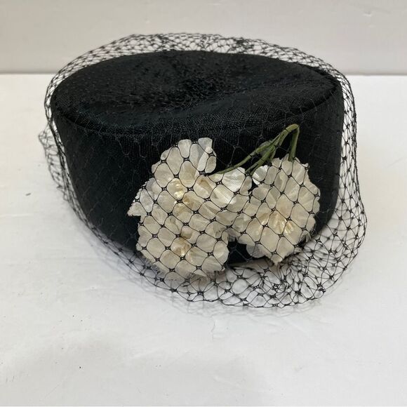 VINTAGE 1950-60s BLACK PILLBOX HAT WITH VEIL AND FLOWERS - Picture 5 of 8